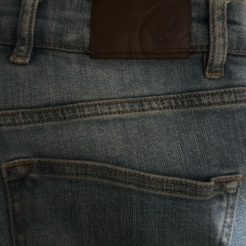 Peter Millar Vintage Washed Five Pocket Denim
Stone Washed Blue
Size 32